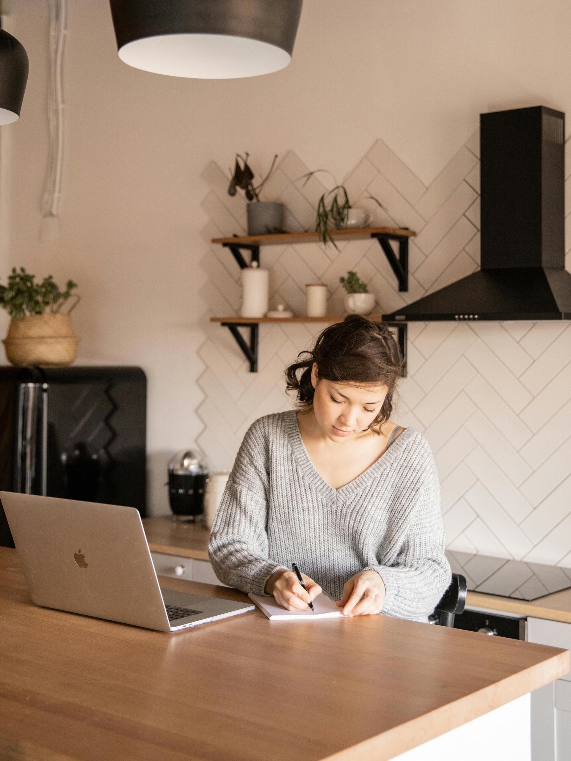 profesjonalna projektant wnętrz projektuje projekt kuchni